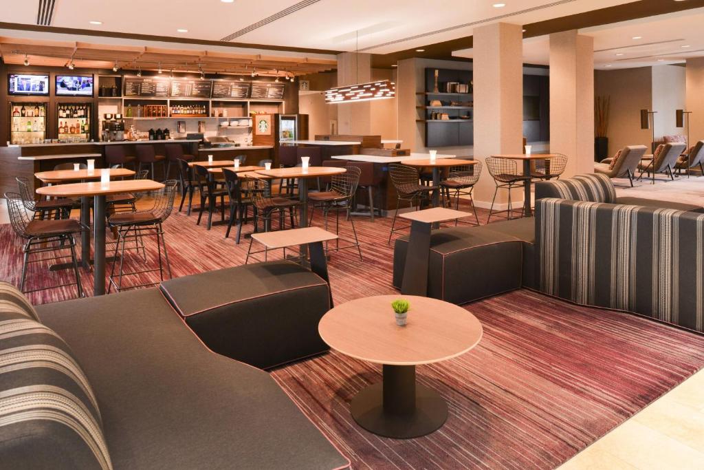 Courtyard by Marriott Toledo North image