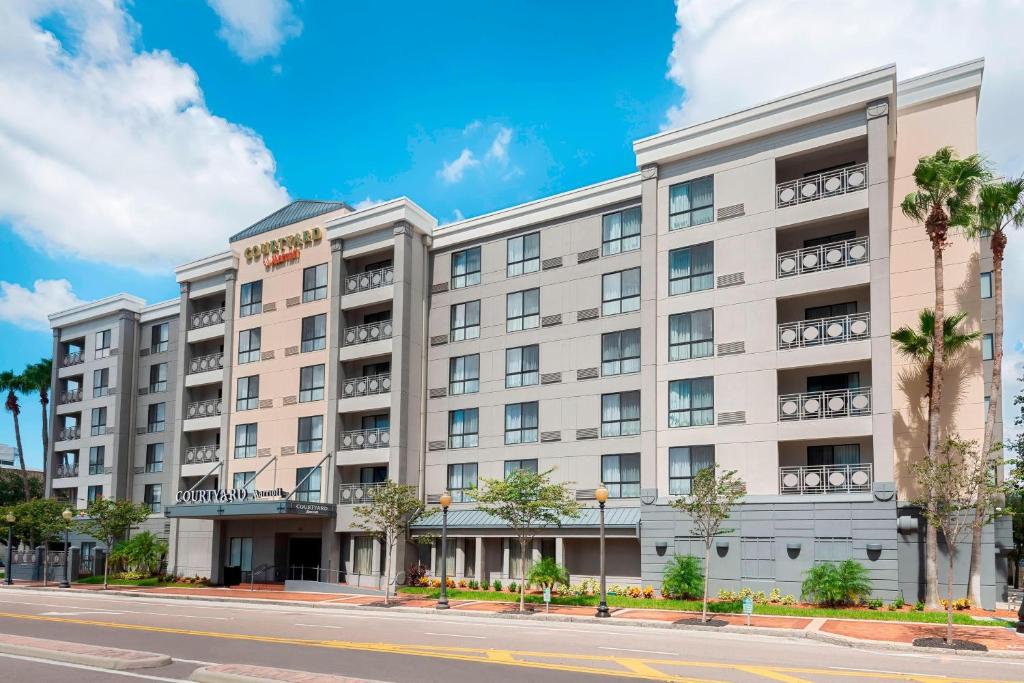 Courtyard by Marriott Tampa Downtown image