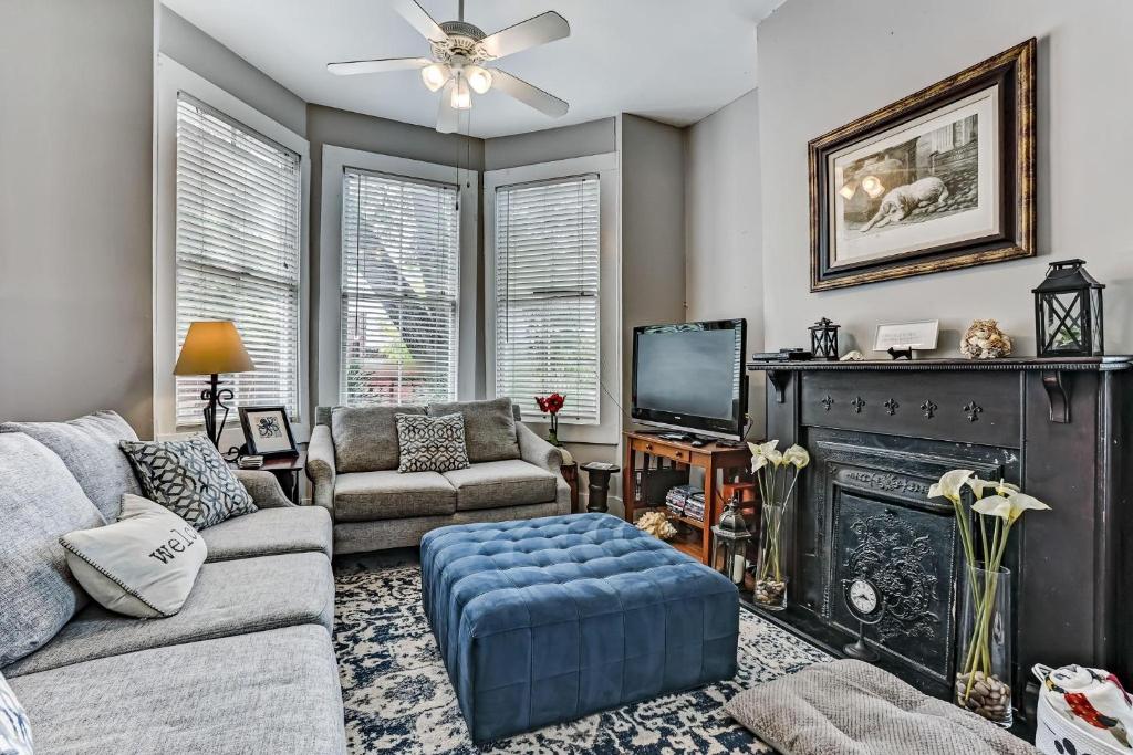 Houston Street Retreat image