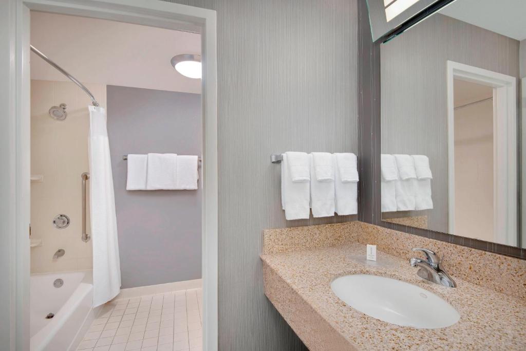 Courtyard by Marriott Savannah Midtown - Tap to explore photos