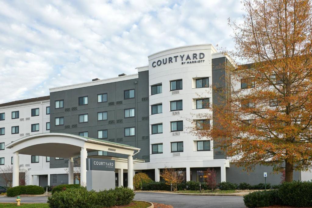 Courtyard by Marriott Bristol image