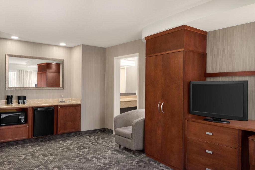 Courtyard by Marriott Potomac Mills Woodbridge - Tap to explore photos