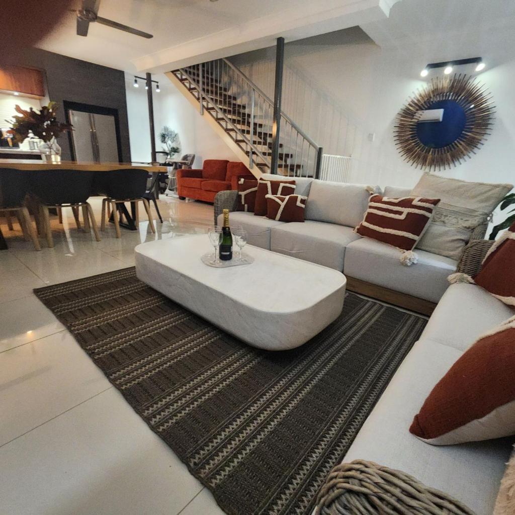 4 BEDROOM GARDENS ESCAPE - CHAMPAGNE STAYS Darwin with SPA photo 1