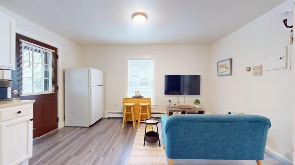 Sunny Riverside Apt Near Mit, Harvard & Red Line image