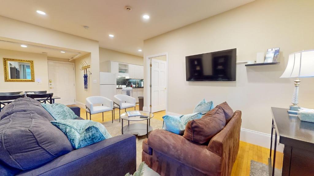 Newly Renovated 2-bed, Back Bay Near Mgh, Bu, Mit image