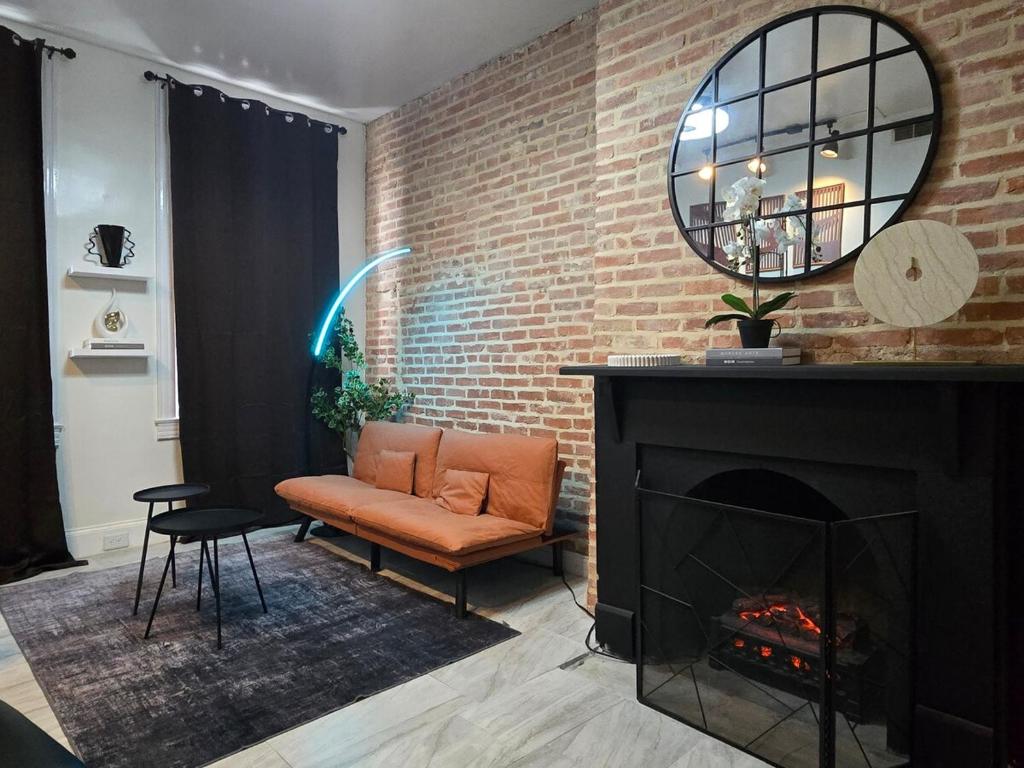 Beautiful Boho Industrial Style 2BR, Walk to Penn Station, 11 Min Hopkins, On JHU Shuttle Route, Pets OK image