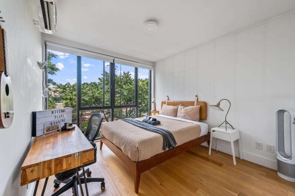 Prime Williamsburg Luxury One Bedroom With Balcony image