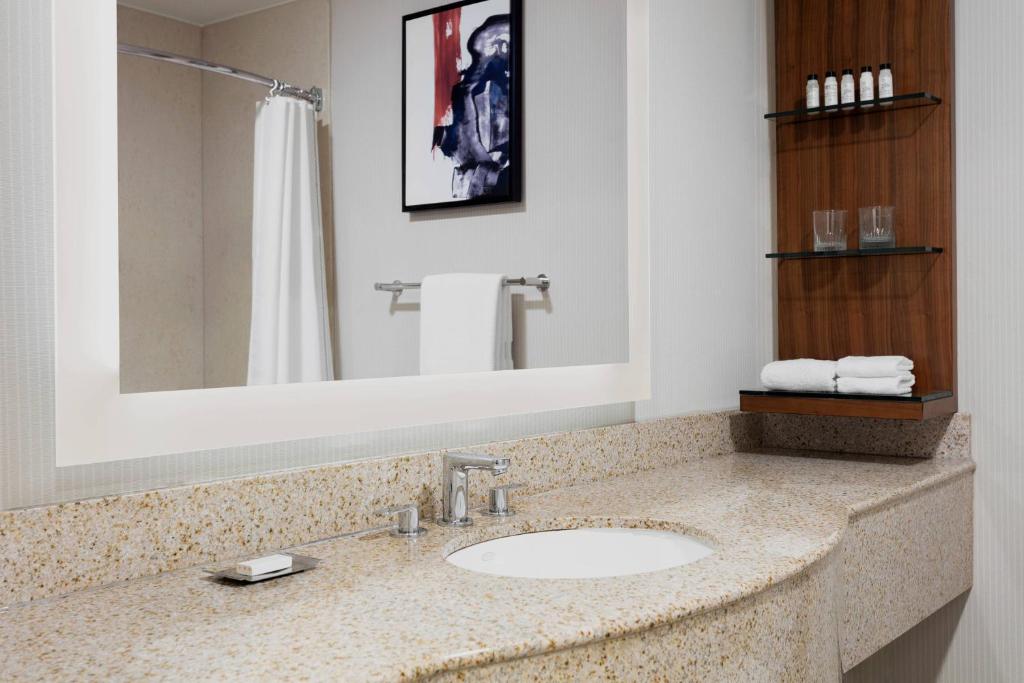 Delta Hotels by Marriott Burlington - Tap to explore photos