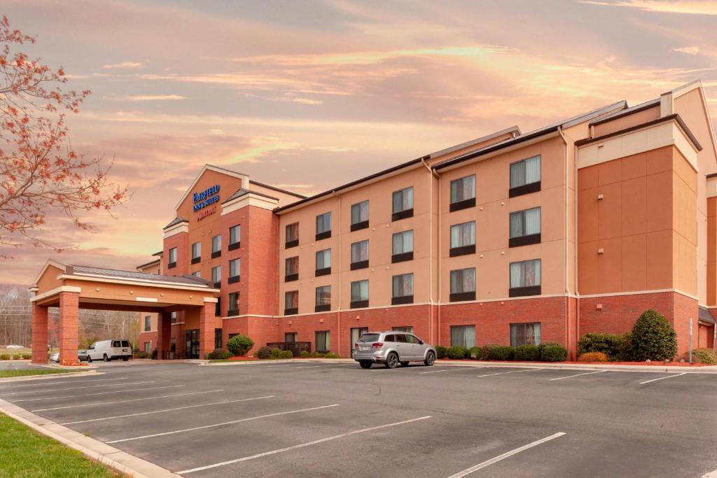 Fairfield Inn & Suites by Marriott Charlotte Matthews image