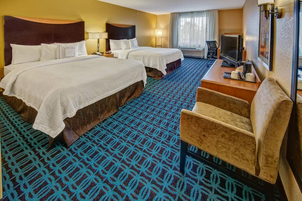 Fairfield Inn & Suites by Marriott Naples - Tap to explore photos