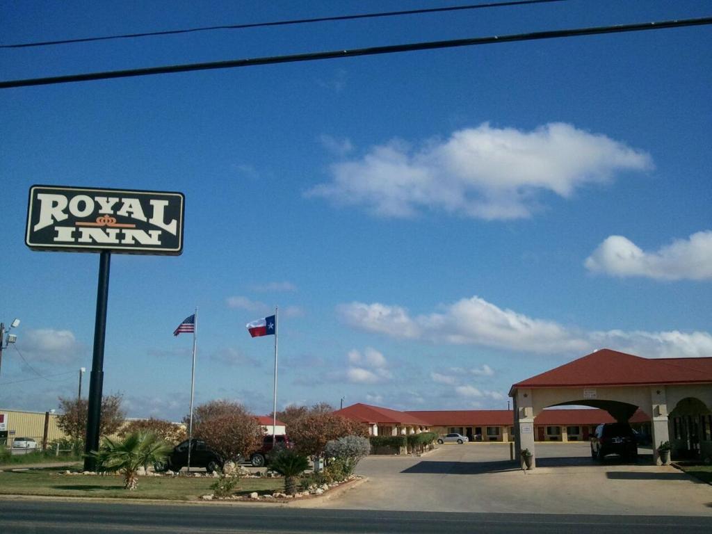 Royal Inn Pearsall image