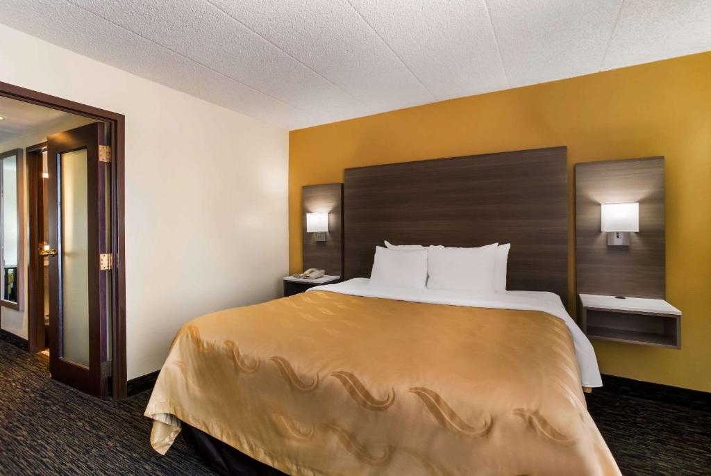 Quality Suites Milwaukee Airport image
