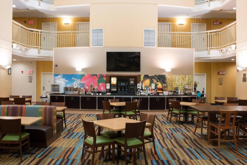 Fairfield Inn & Suites by Marriott Oakland Hayward image