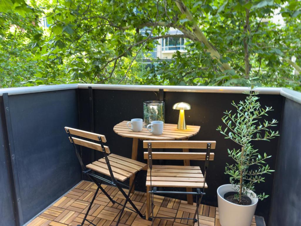 Collins Escape - 2 bedrooms with Collins St Balcony photo 2