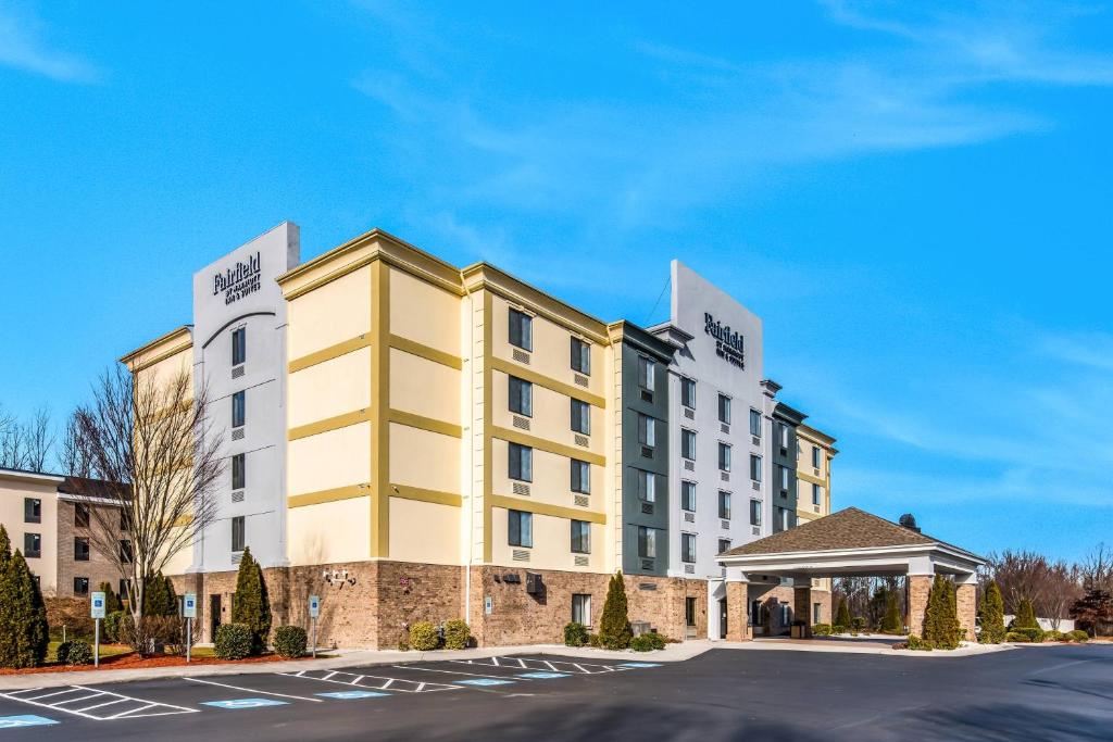 Fairfield Inn & Suites by Marriott Greensboro Coliseum Area image
