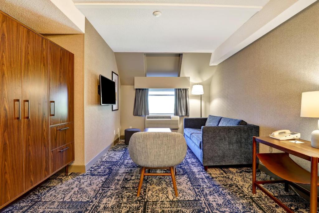 Four Points by Sheraton St. Catharines Niagara Suites - Tap to explore photos