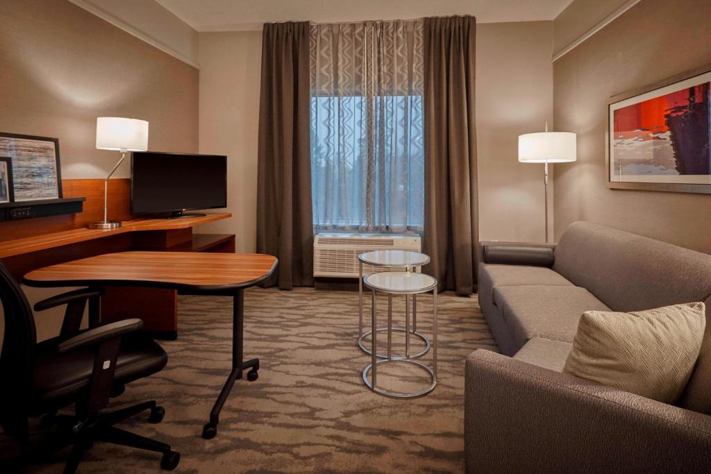 Fairfield Inn & Suites by Marriott Grand Mound Centralia - Tap to explore photos