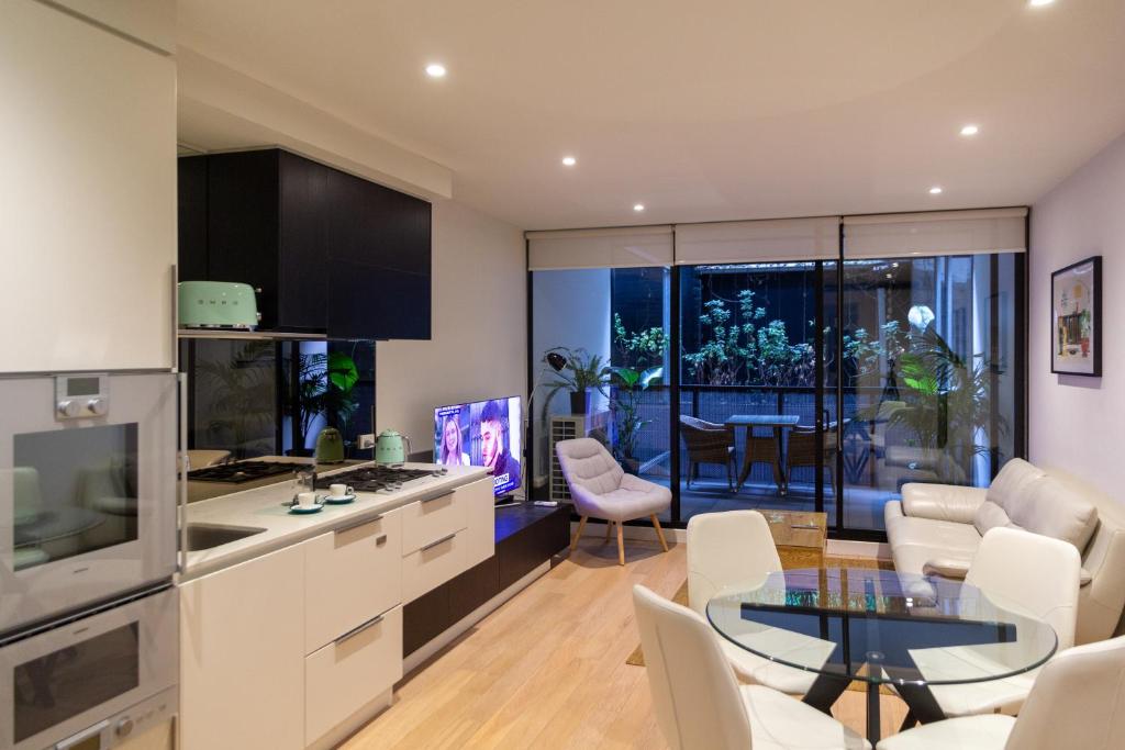 Stylish & fully equipped photo 3