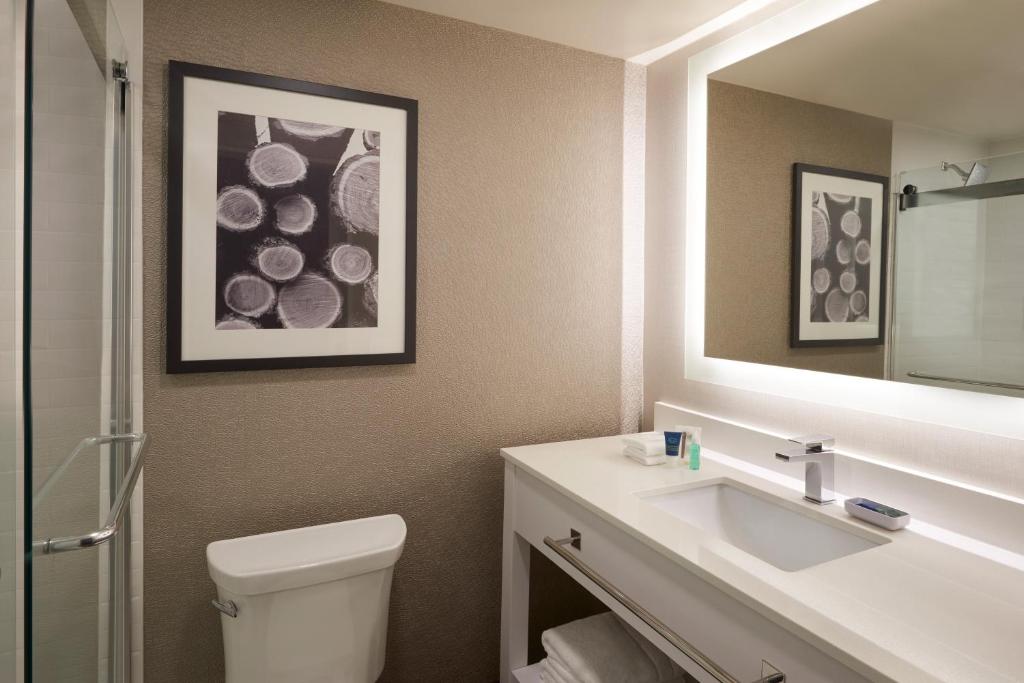 Four Points by Sheraton Vaughan - Tap to explore photos