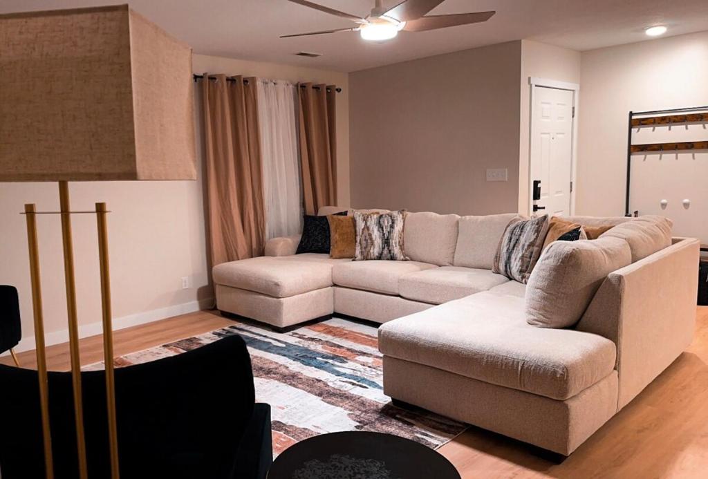 Hideaway Haven- Townhome minutes from Downtown UNL image