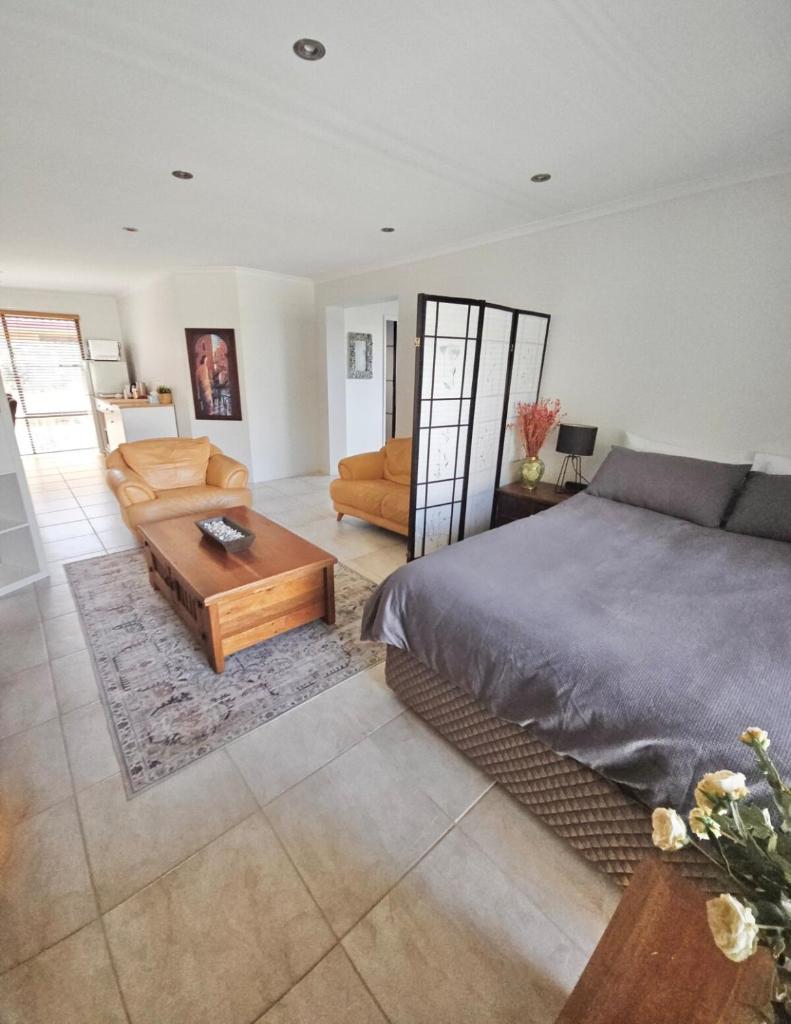 Guest Suite 800m to Beach photo 4