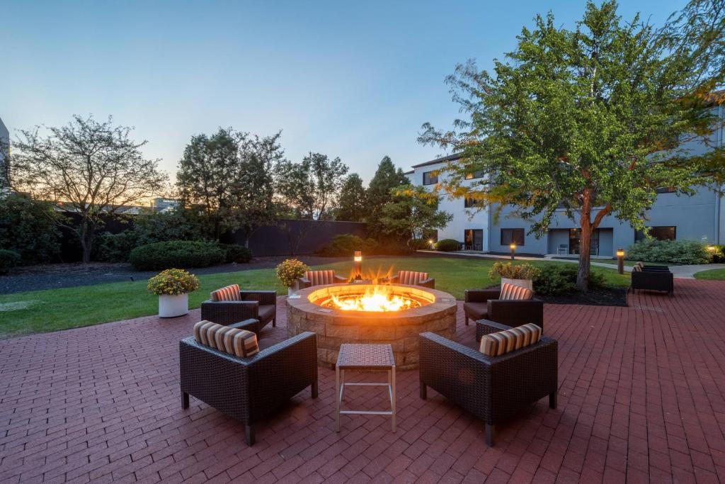 Courtyard by Marriott Columbus Airport image