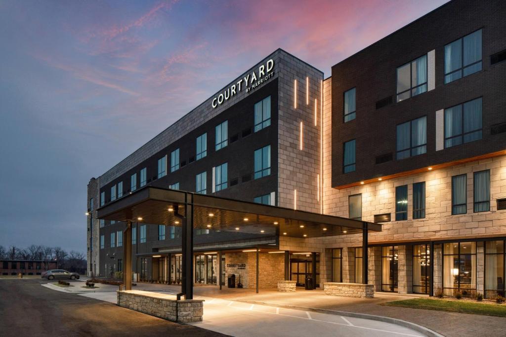 Courtyard by Marriott Jefferson City image