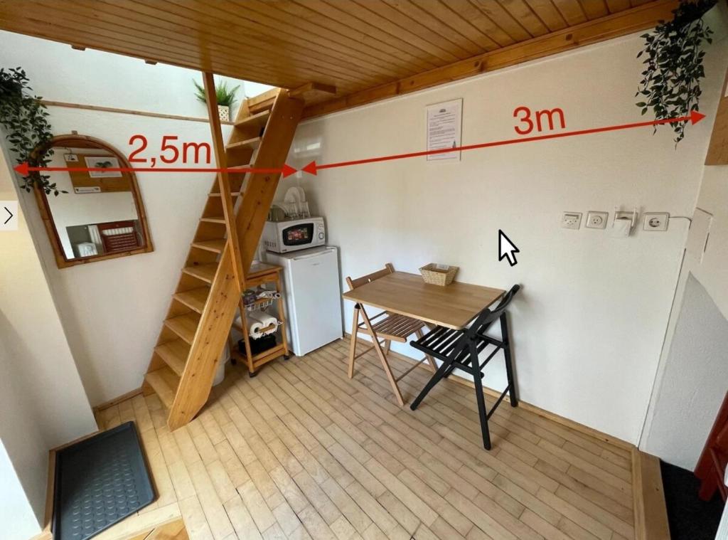 Super Small Micro-Treehouse in the centre - Tap to explore photos