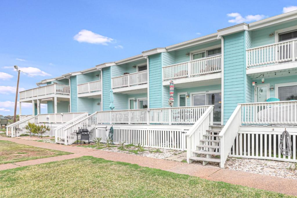 Bayfront Rockport Escape w/ Balcony & Pool Access! image