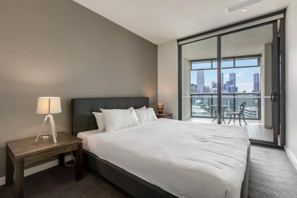 Soaring Heights - Vibrant Docklands Living with Pool photo 1