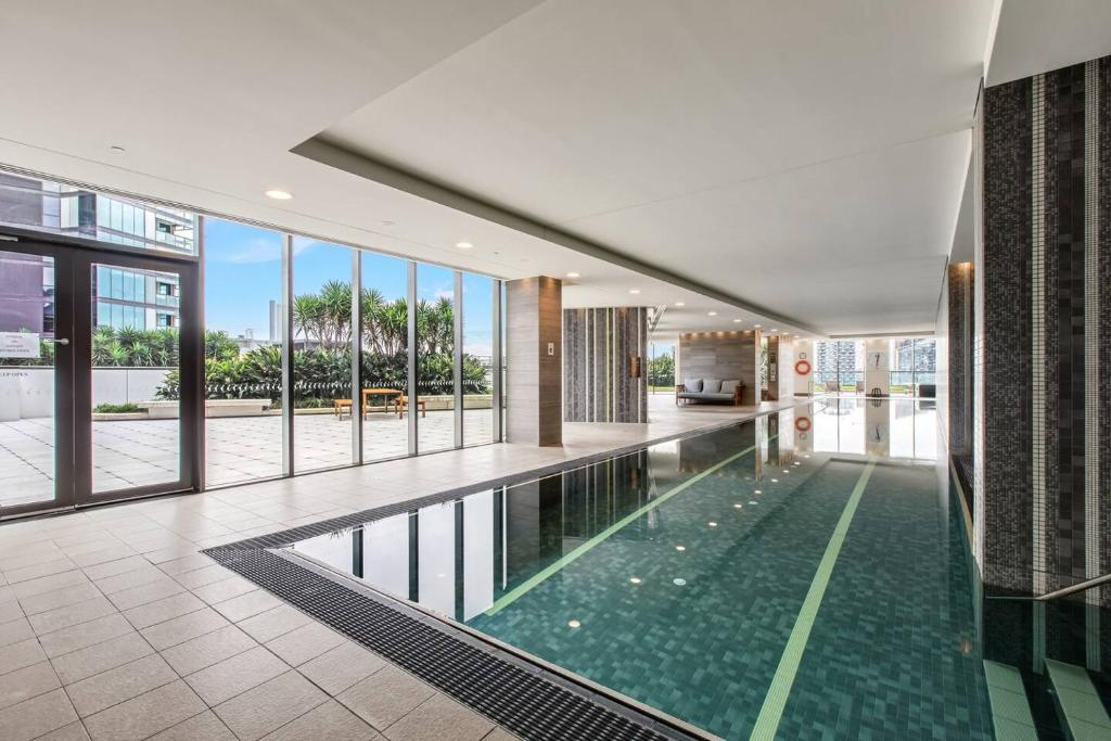 Soaring Heights - Vibrant Docklands Living with Pool photo 4