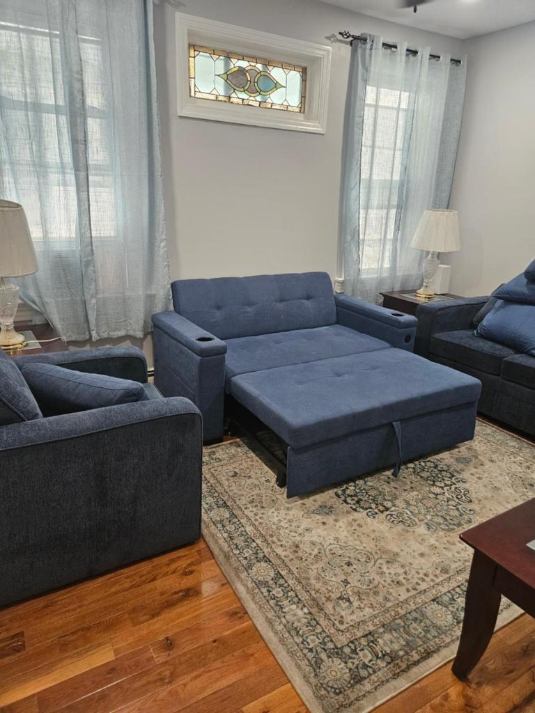 Entire 3 bedrooms Apt,10sleepers ,15 mins to NYC image