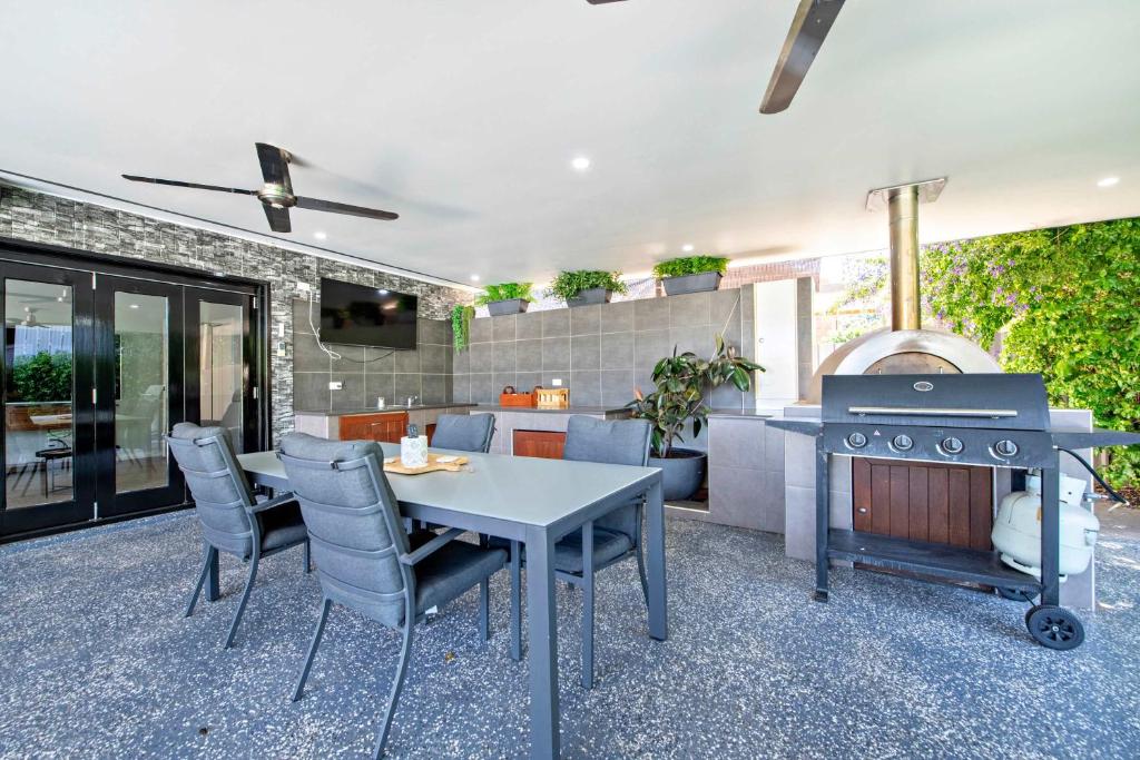 Beveridge House - Poolside Entertainer, Firepit photo 3