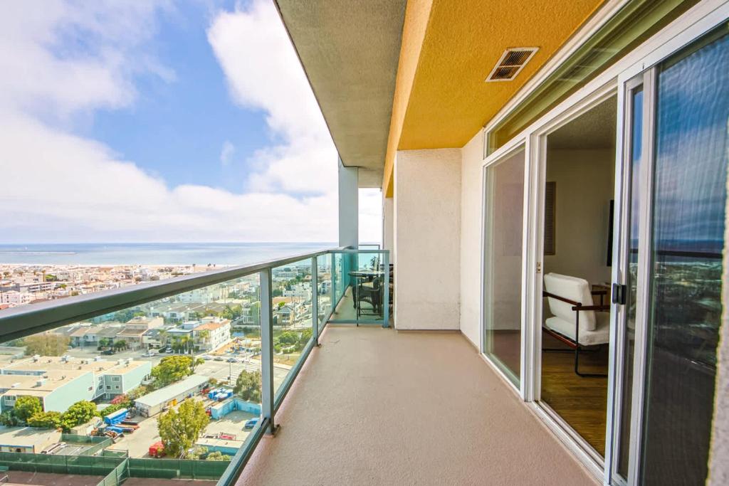 Stunning Apartment With Great Views image