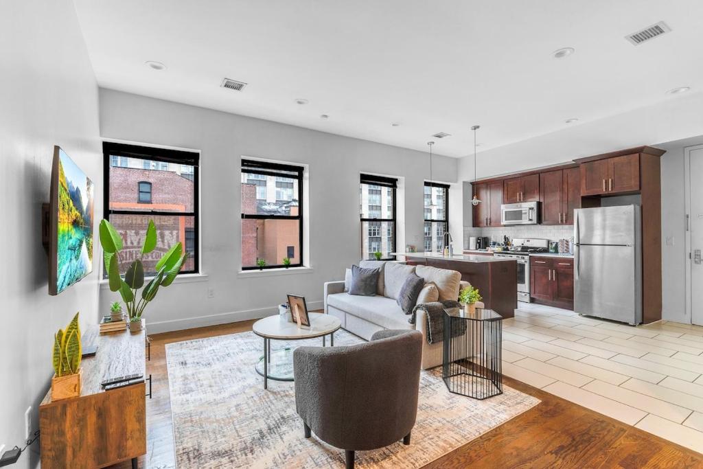20 MIN to Manhattan! 2BR Luxurious Comfy & Spotless image