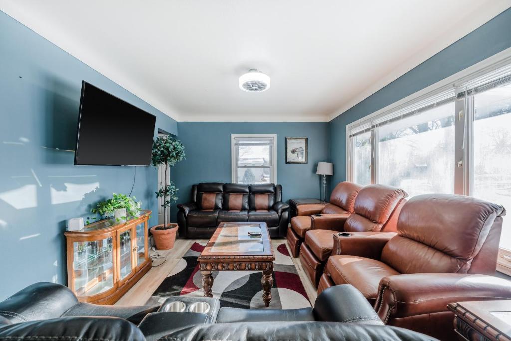 Cozy 3BR Home in Oakdale with BBQ & Private Patio! image