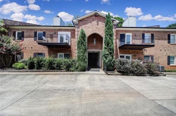 2 bedroom condo in heart of CLT image