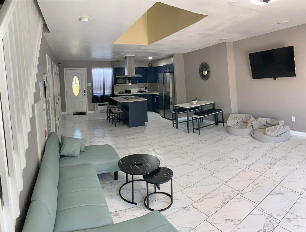NOLA Townhouse, 30 days minimum rent required image