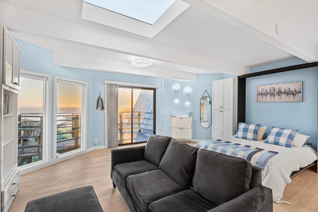 A Romantic Studio w Stunning Ocean View image