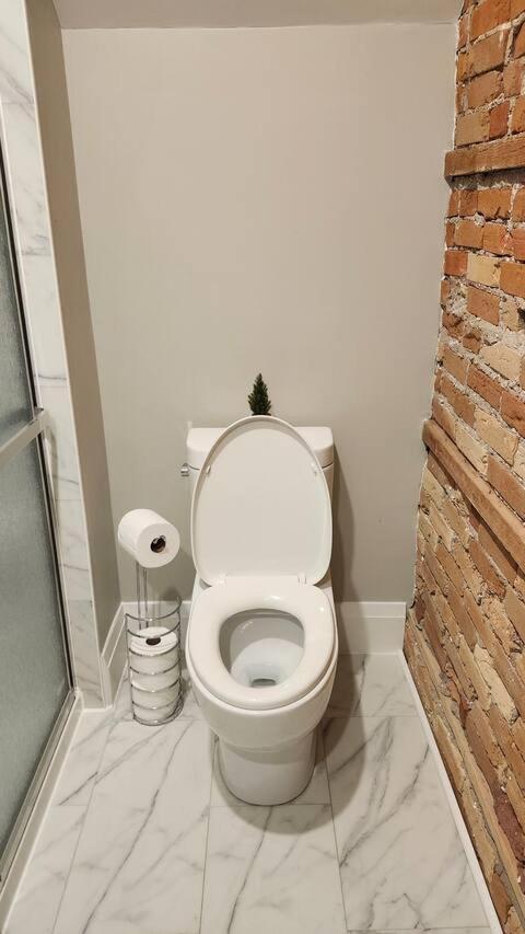 ENTIRE 1 BEDROOM APARTMENT ACROSS FROM GOOGLE - br5 - Tap to explore photos