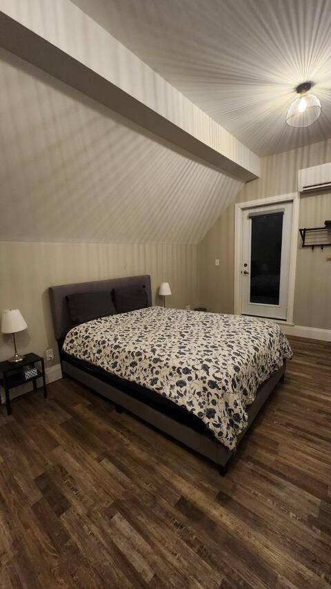ENTIRE 1 BEDROOM APARTMENT ACROSS FROM GOOGLE - br5 - Tap to explore photos