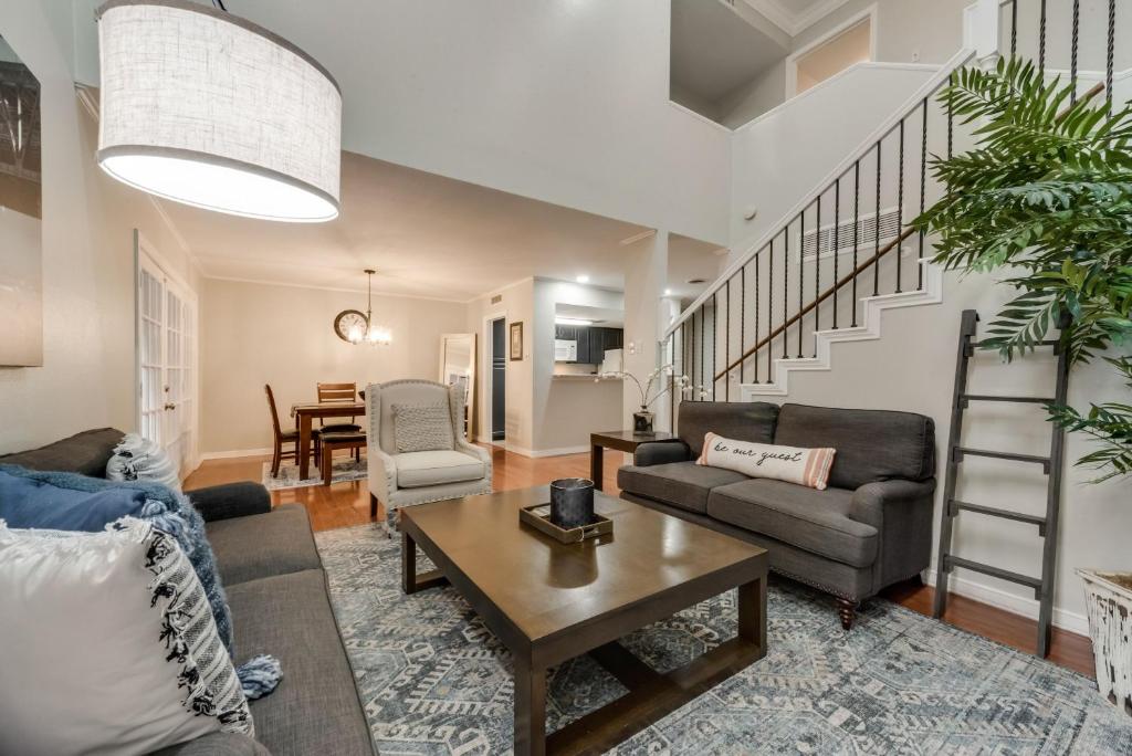 Spacious Private Retreat minutes from Attractions image