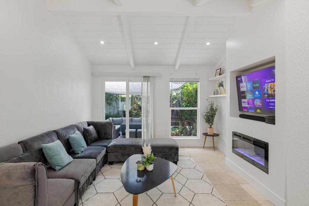 Molivu Homes 3BR - NewRemodel, PetFriendly, Yard image