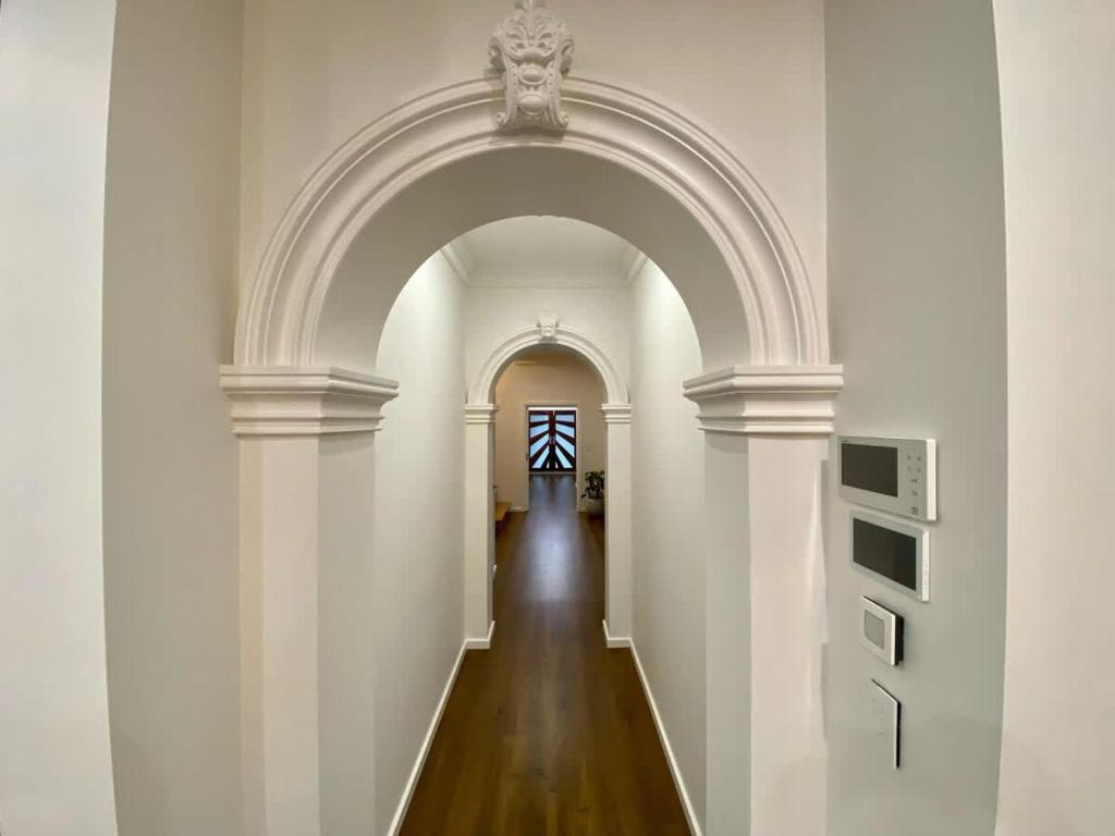 New Spacious Luxury 5 Bedroom Mansion in Unley - Tap to explore photos