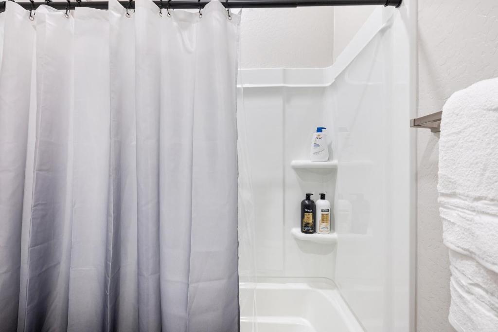 Spacious Two Bedroom Two Bathroom with Free Parking and Cozy Beds image