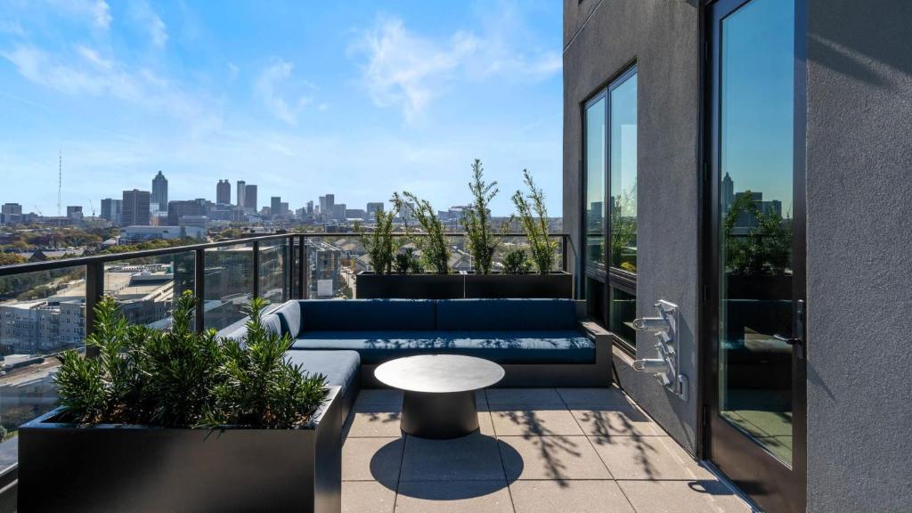 Midtown Gem Downtown Views, Spacious Balcony, Sleeps 7 image