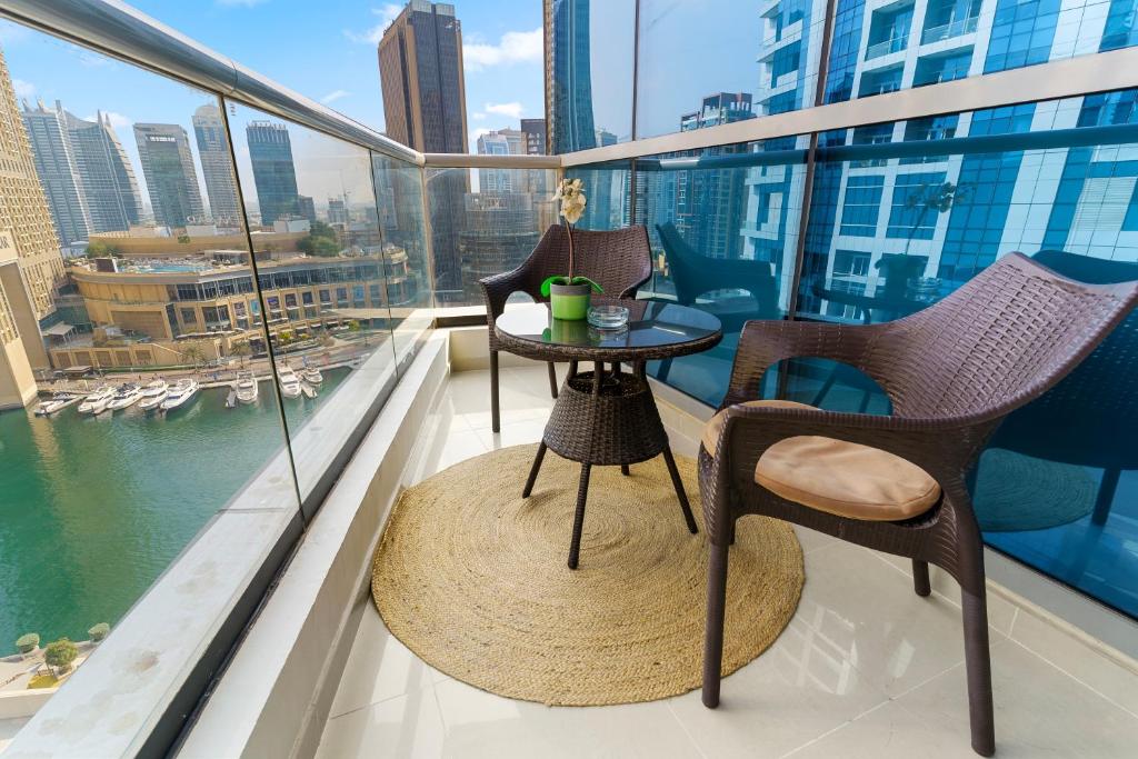 Cozy Marina View Apartment with Modern Gym & Pool, Steps to Beach & Metro photo 2