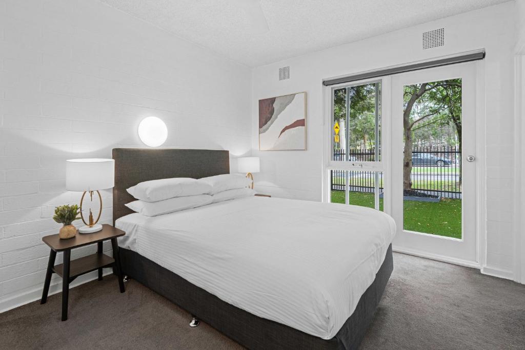 Refined 1-Bed Apartment with Garden Access photo 3