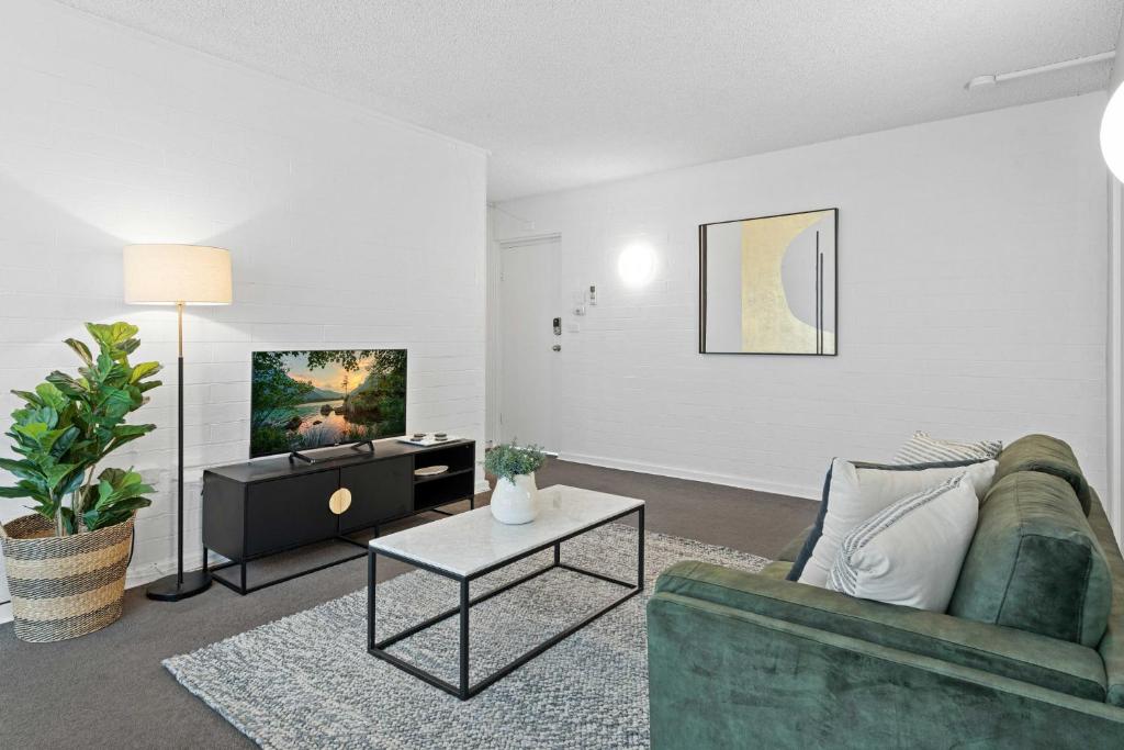 Refined 1-Bed Apartment with Garden Access