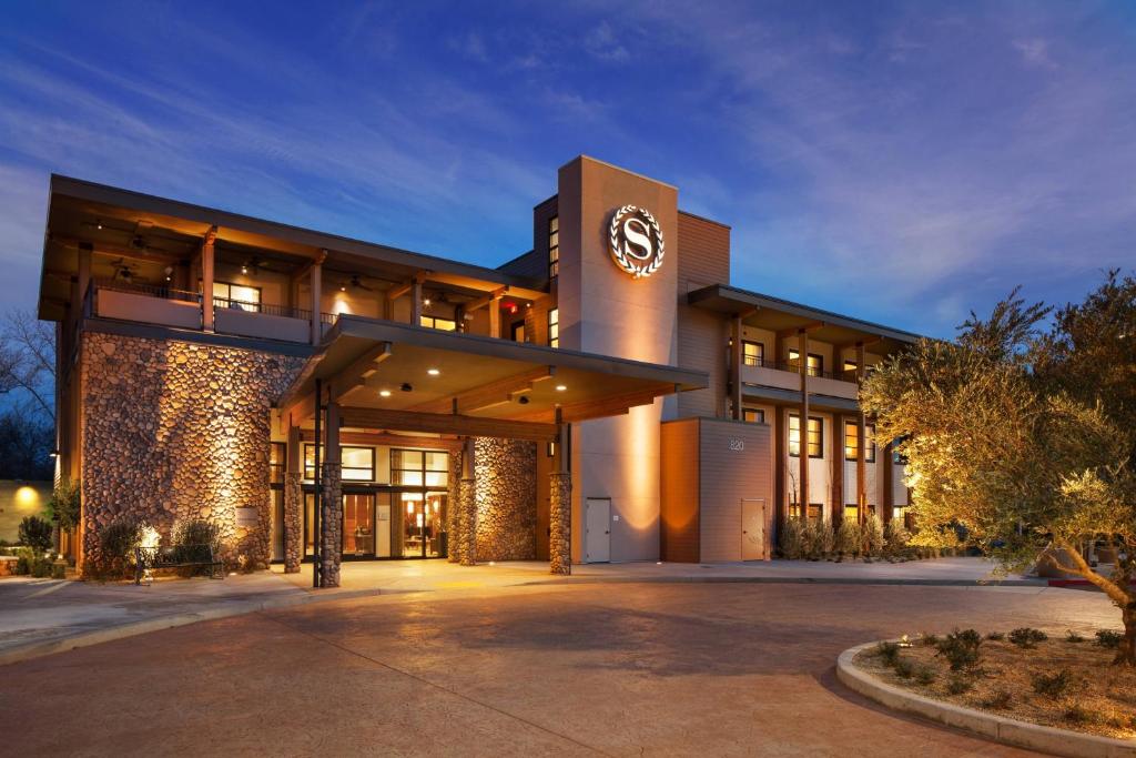 Sheraton Redding Hotel at the Sundial Bridge image